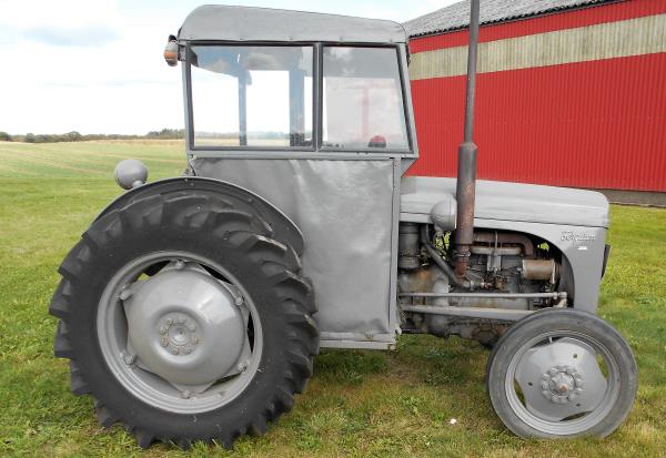 Veterantraktor - Ferguson - TE-A-20 B, 1954, 4 cyl, bensin, 31 hk. Körbar, nya däck. Tillverkad mell...